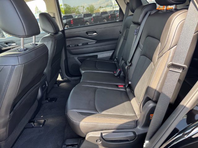 Used 2025 Nissan Pathfinder SL AWD/4WD image 21