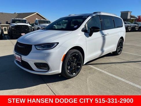 New 2026 Chrysler Pacifica Limited w/ Uconnect Theater Family Group image 1