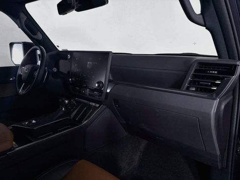 Used 2025 Lexus GX 550 w/ Accessory Package (31) AWD/4WD image 29