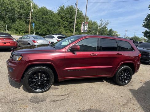 Used 2018 Jeep Grand Cherokee Altitude AWD/4WD image 3