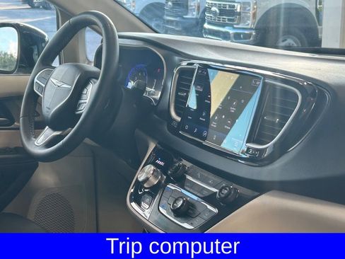 Used 2024 Chrysler Pacifica Touring-L image 26