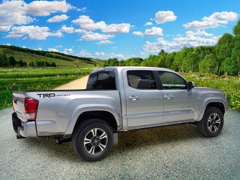 Used 2017 Toyota Tacoma TRD Sport w/ Tow Package RWD image 6