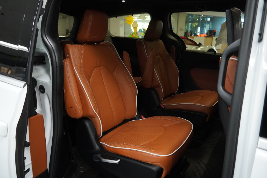 Used 2025 Chrysler Pacifica Pinnacle AWD/4WD image 24
