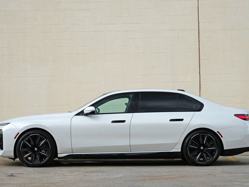 Used 2023 BMW i7 xDrive60 w/ Executive Package 2 AWD/4WD image 9
