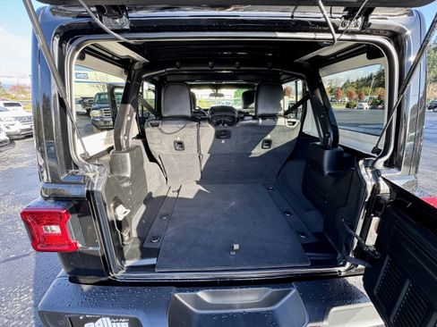 Used 2021 Jeep Wrangler Unlimited Sahara AWD/4WD image 6