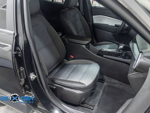 Used 2025 Chevrolet Trax LT w/ Driver Confidence Package image 40