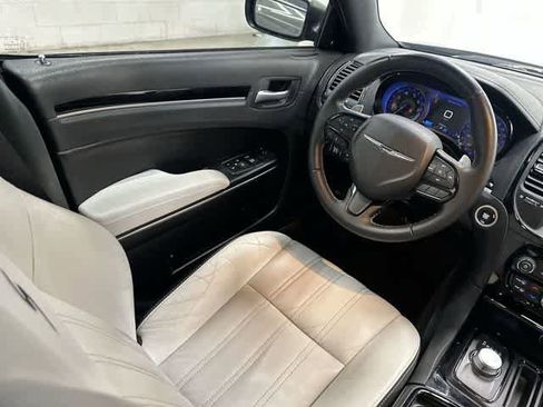 Used 2018 Chrysler 300 S w/ 300S Premium Group RWD image 12
