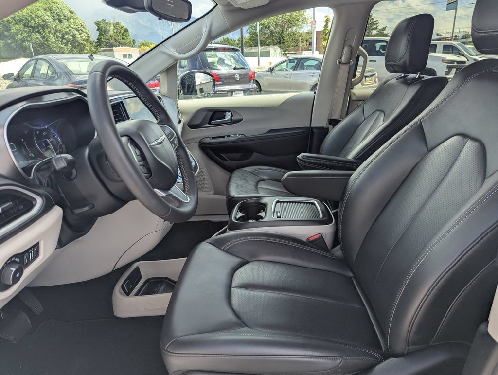 Used 2024 Chrysler Pacifica Touring-L FWD image 25