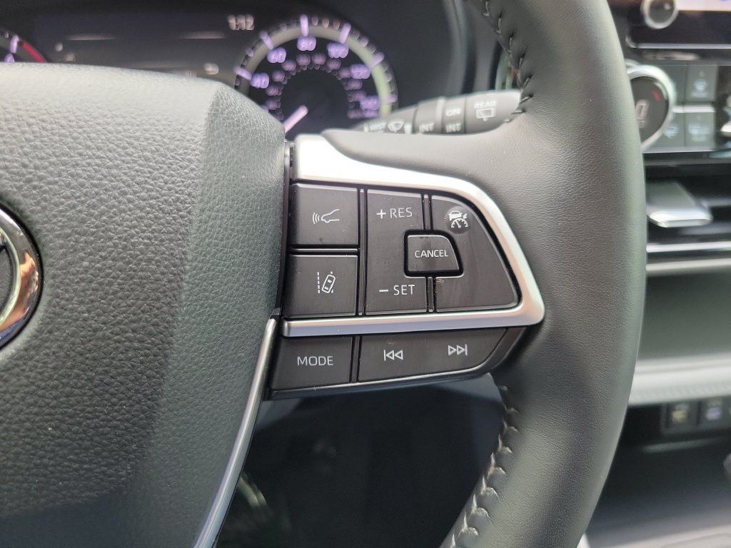Used 2024 Toyota Highlander LE FWD image 22