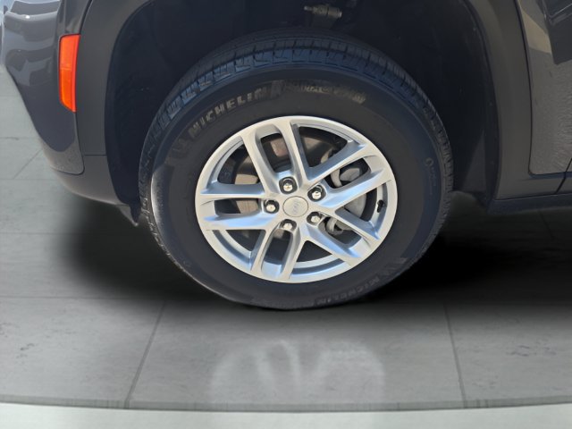 Certified 2025 Jeep Grand Cherokee Laredo X AWD/4WD image 9