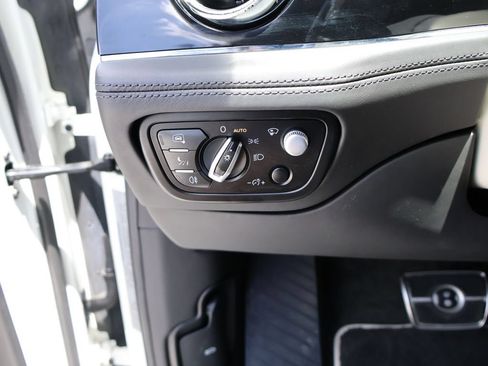 Used 2021 Bentley Bentayga Plug-In Hybrid AWD/4WD image 37