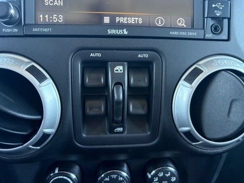Used 2016 Jeep Wrangler Unlimited Rubicon AWD/4WD image 15