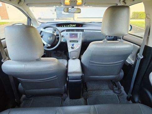 Used 2014 Toyota Prius Plug-In Hybrid image 41
