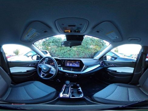 Used 2025 Chevrolet Trax LT w/ LT Convenience Package image 43