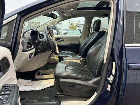 Used 2018 Chrysler Pacifica Limited image 13