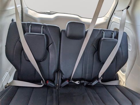 Used 2024 Chrysler Pacifica Touring-L FWD image 12
