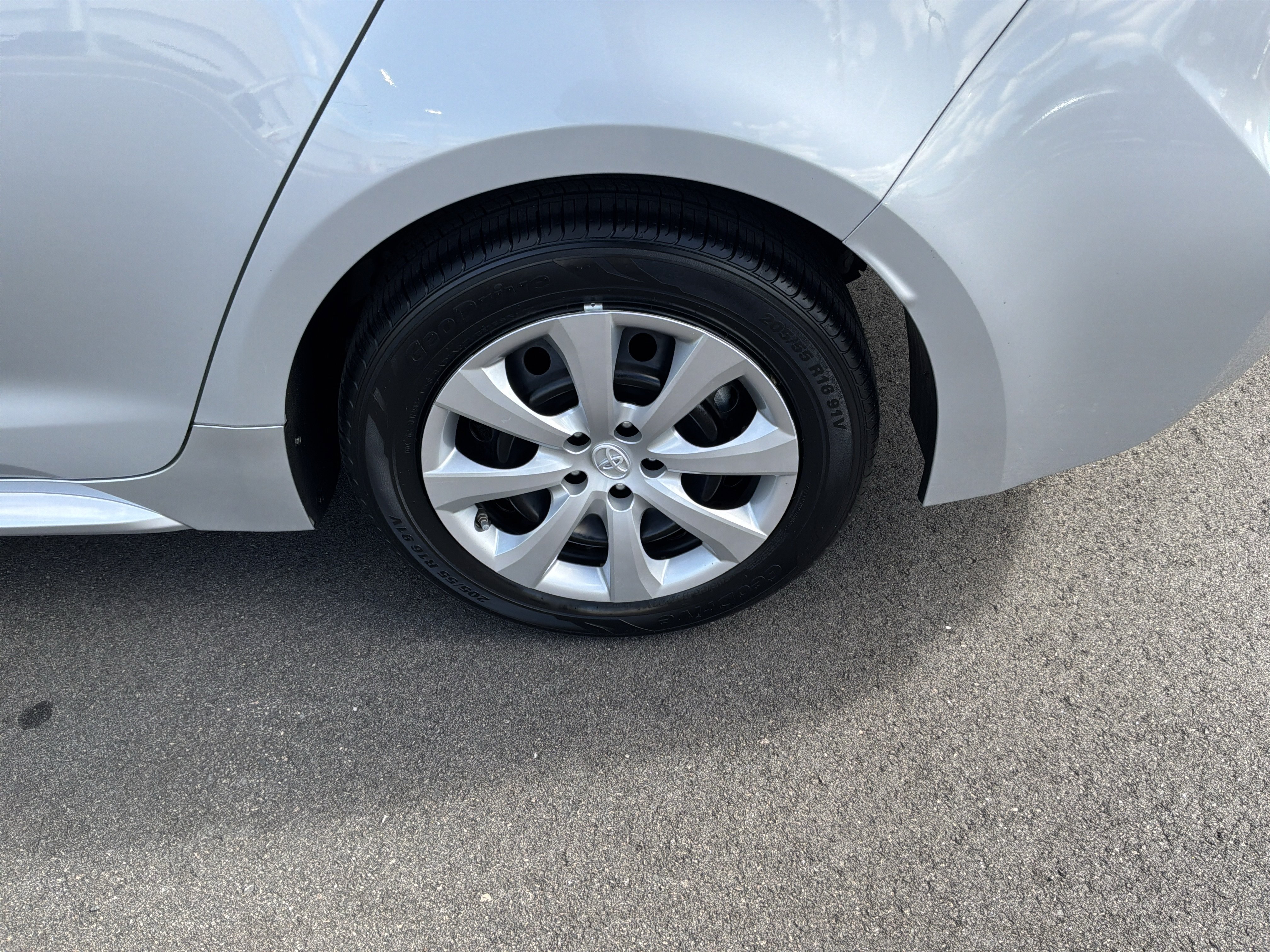 Used 2022 Toyota Corolla LE FWD image 13