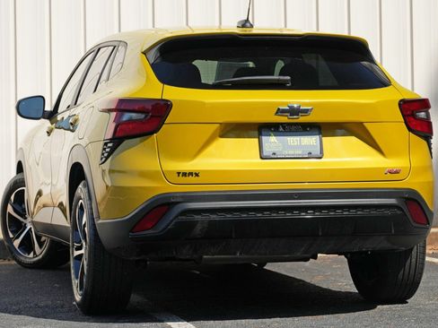 Used 2025 Chevrolet Trax RS w/ Driver Confidence Package FWD image 5