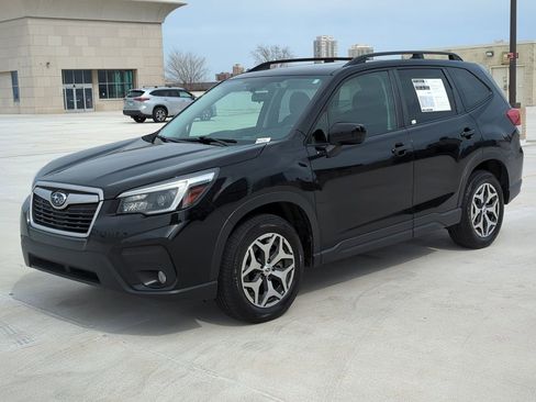 Used 2021 Subaru Forester Premium image 3