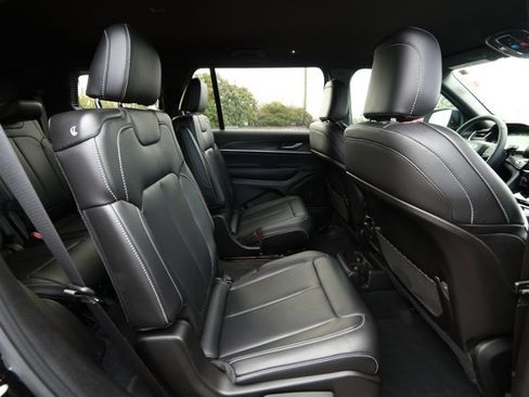 Used 2025 Jeep Grand Cherokee L Limited w/ Black Appearance Package image 30