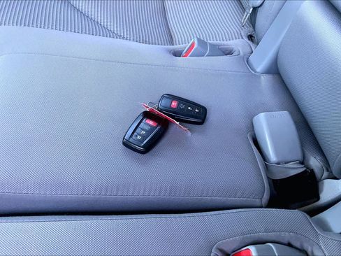 Used 2022 Toyota Highlander LE FWD image 14
