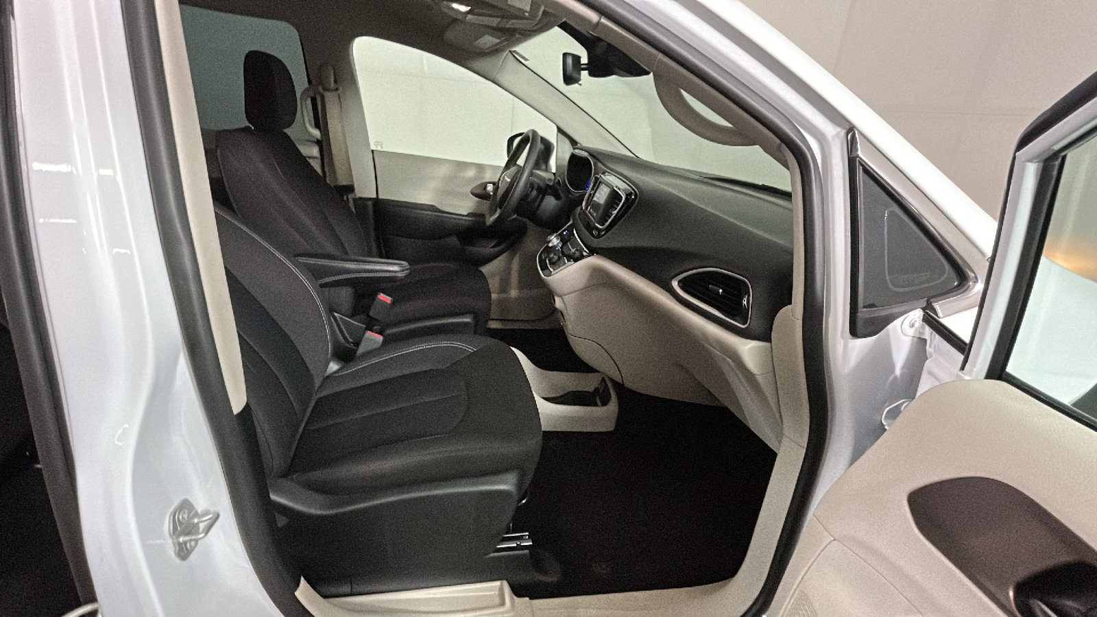 Used 2024 Chrysler Voyager LX FWD image 35