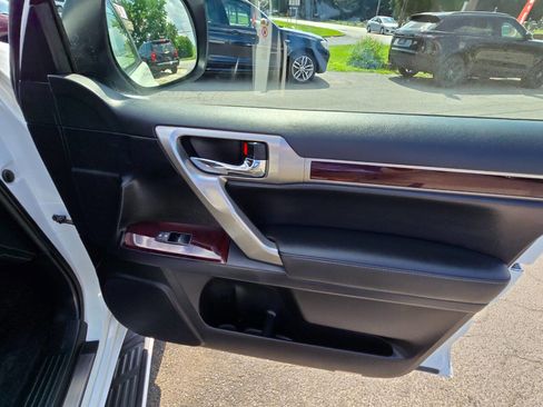 Used 2015 Lexus GX 460 w/ Premium Package image 39