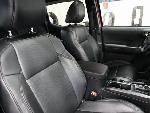Used 2018 Toyota Tacoma TRD Off-Road image 10