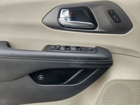 Used 2023 Chrysler Pacifica Touring-L FWD image 18