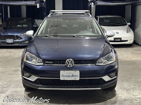 Used 2017 Volkswagen Golf Alltrack AWD/4WD image 2