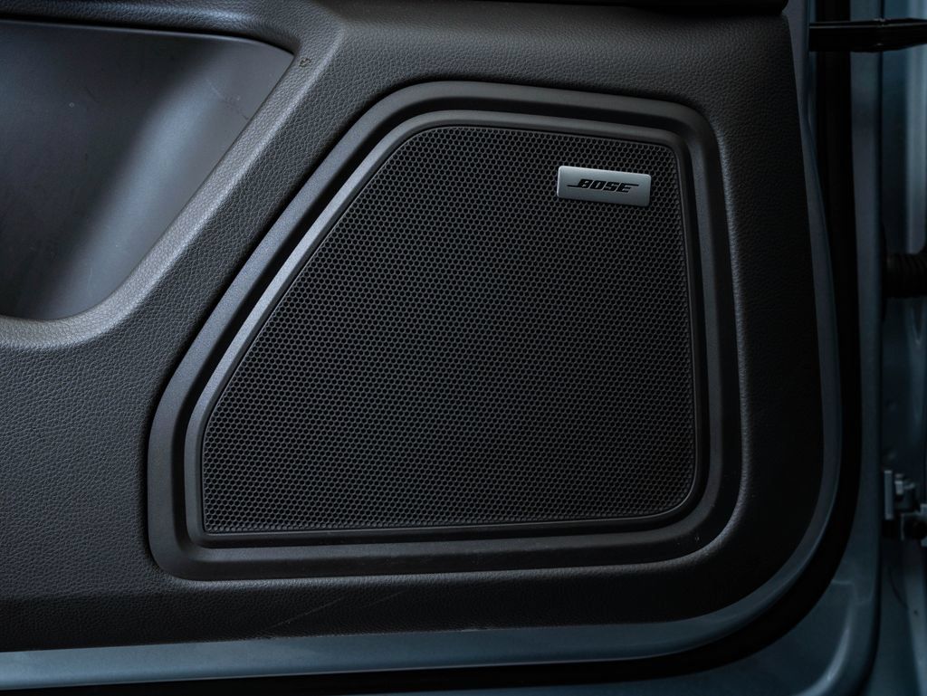 Certified 2025 Porsche Macan AWD/4WD image 26