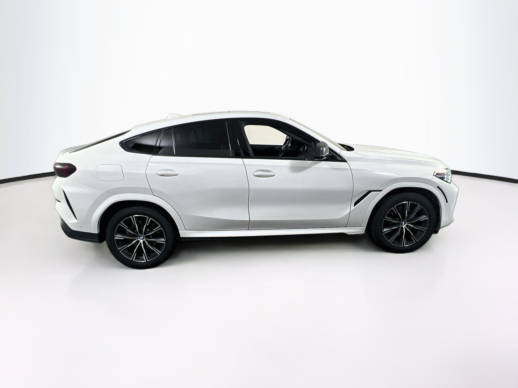 Used 2023 BMW X6 xDrive40i w/ Executive Package AWD/4WD image 4
