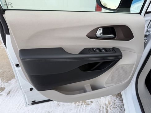 Used 2023 Chrysler Voyager LX image 16