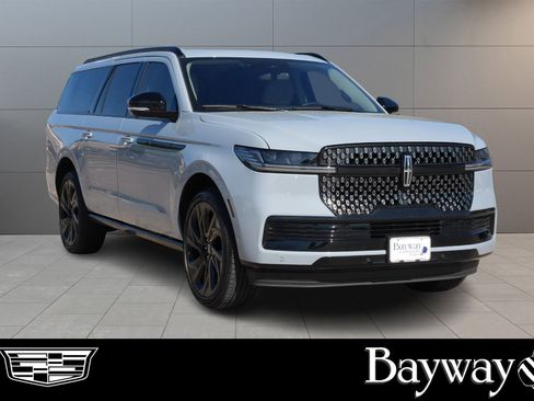 Used 2025 Lincoln Navigator L Reserve image 3