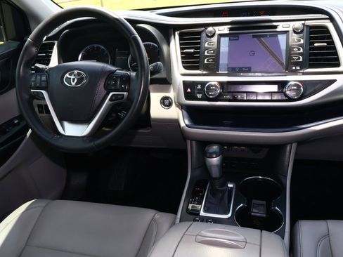 Used 2019 Toyota Highlander XLE FWD image 9