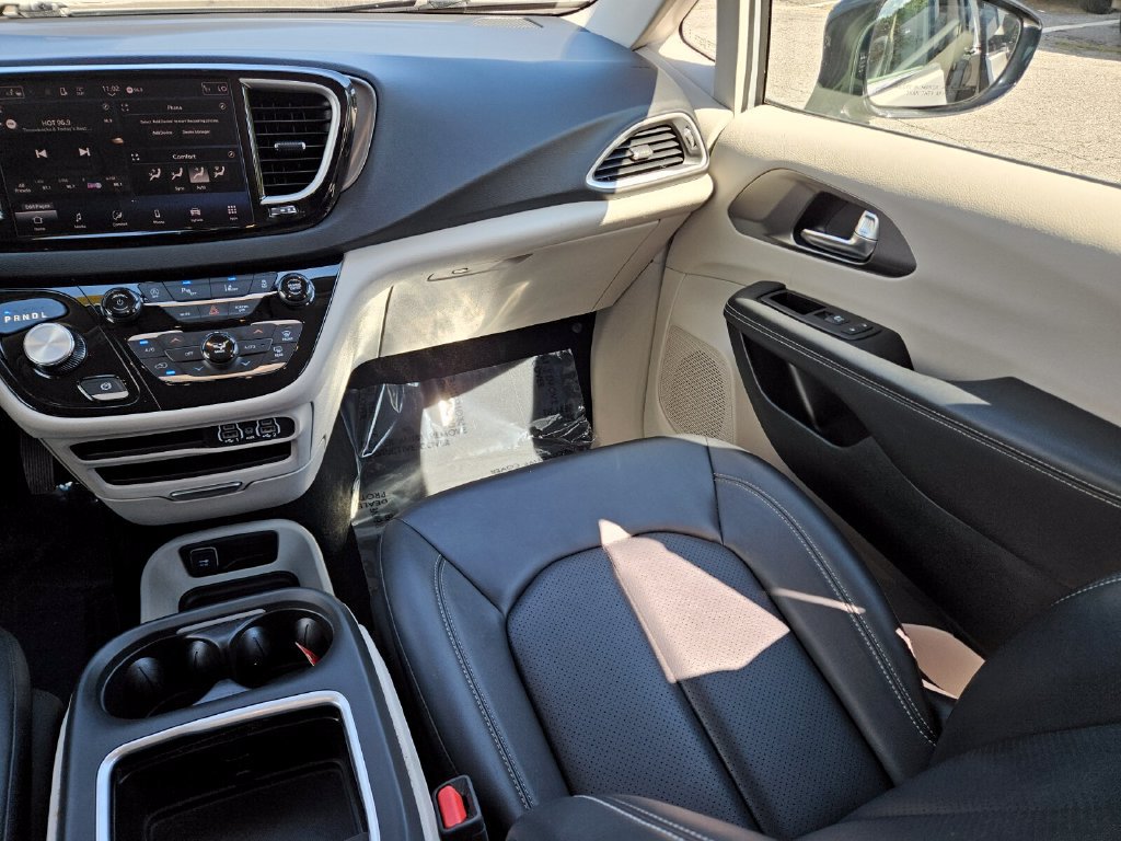 Used 2024 Chrysler Pacifica Touring-L FWD image 15