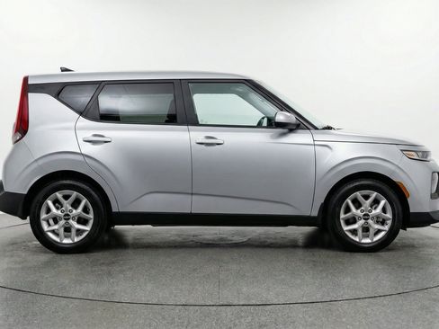 Used 2025 Kia Soul LX w/ LX Technology Package FWD image 11