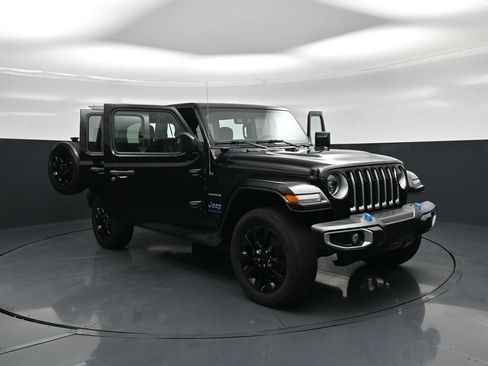 Used 2023 Jeep Wrangler Unlimited Sahara AWD/4WD image 25