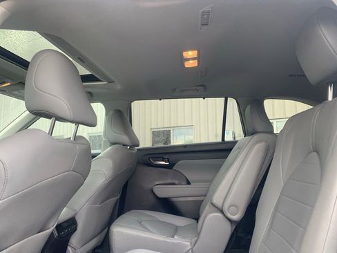 Used 2023 Toyota Highlander XLE AWD/4WD image 27