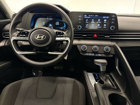 Used 2025 Hyundai Elantra SE image 27