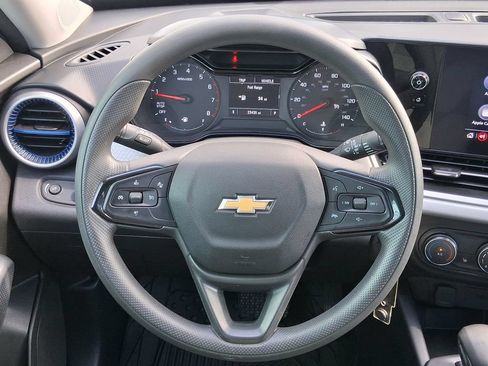 Used 2025 Chevrolet Trax LS w/ LS Convenience Package FWD image 10