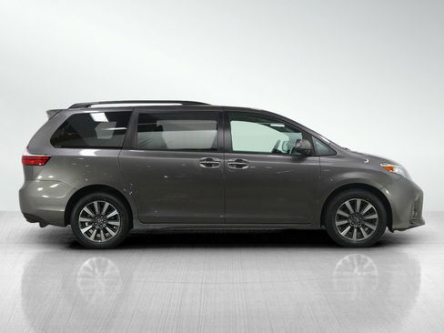 Used 2018 Toyota Sienna XLE image 6
