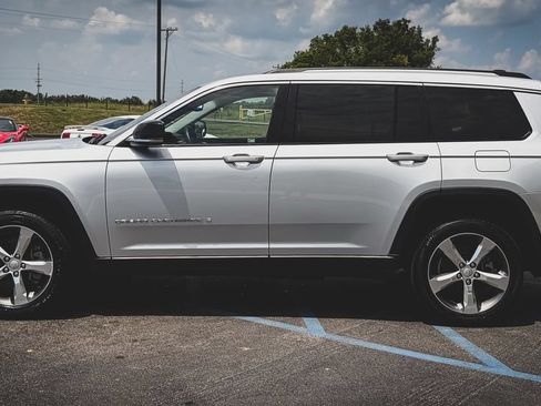 Used 2022 Jeep Grand Cherokee L Limited RWD image 8