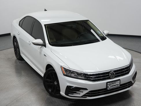 Used 2018 Volkswagen Passat 2.0T R-Line w/ R-Line Lighting Package image 41