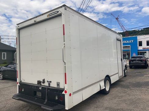 Used 2022 Ford E-450 and Econoline 450 Super Duty RWD image 3