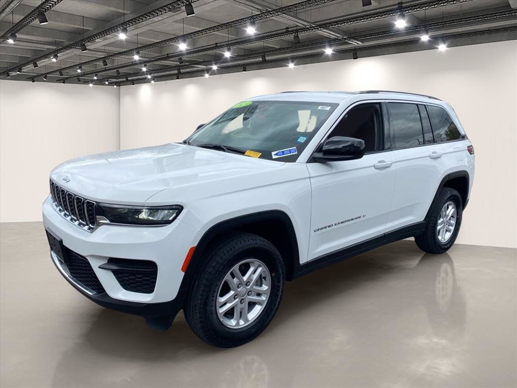 Used 2023 Jeep Grand Cherokee Laredo AWD/4WD image 3