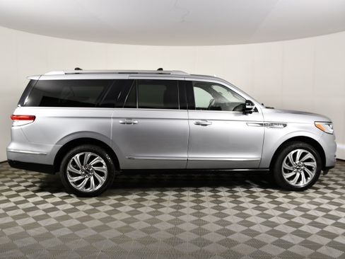 Used 2023 Lincoln Navigator L Reserve AWD/4WD image 5