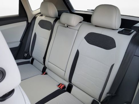 Certified 2025 Volkswagen Taos SE w/ Panoramic Sunroof Package image 15