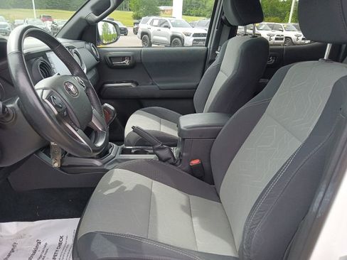 Used 2021 Toyota Tacoma TRD Off-Road w/ Technology Package AWD/4WD image 15