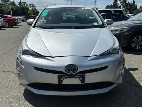 Used 2016 Toyota Prius Three Touring FWD image 2